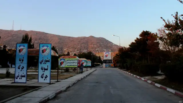 دانشجویان از روزها قبل تعطیل اند و خوابگاه دانشجویان هم به خاطر پذیرایی از مهمانان جرگه خالی شده است.