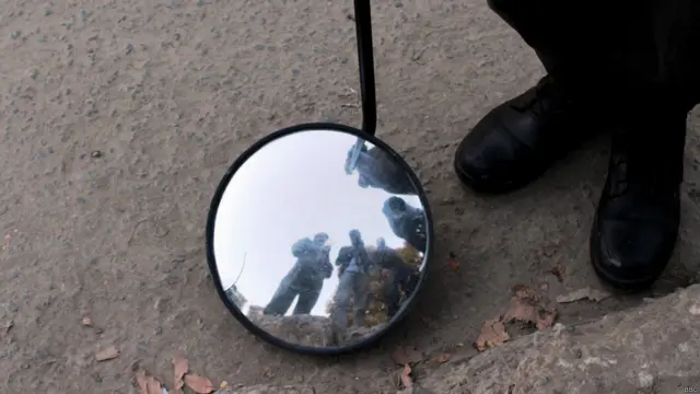 در جاده های منتهی به محل برگزاری لویه جرگه تدابیر شدید امنیتی به چشم می‌خورد.