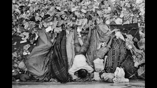 Вікі Рой, фото хлопців з вулиці