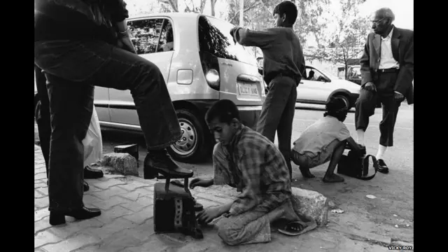 Вікі Рой, фото хлопців з вулиці