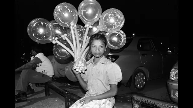 Вікі Рой, фото хлопців з вулиці