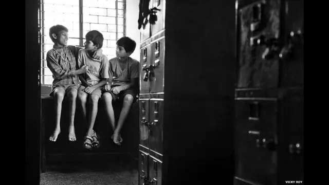 Вікі Рой, фото хлопців з вулиці