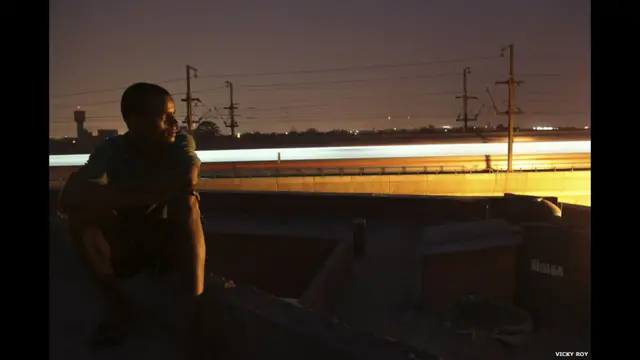 Вікі Рой, фото хлопців з вулиці