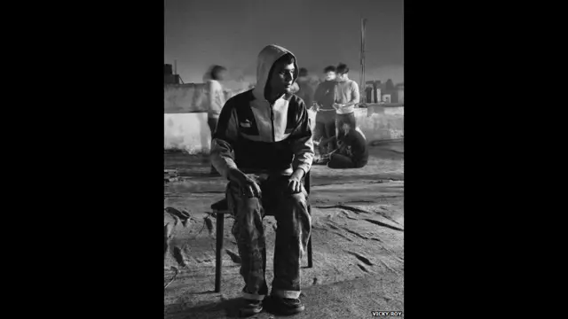 Вікі Рой, фото хлопців з вулиці