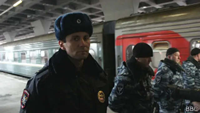 Полицейские и спецвагон с активистами "Гринпис"