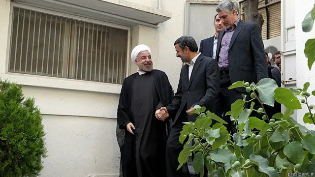 حضور در نهاد ریاست جمهوری پس از مراسم تنفیذ در بیت رهبری. محمود احمدی نژاد، رئیس جمهور پیشین مقر ریاست جمهوری را تحویل آقای روحانی داد