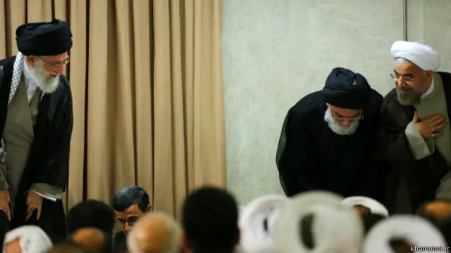 حضور حسن روحانی در کنار آیت الله علی خامنه ای در یکی از سخنرانی های رهبر ایران پس از اعلام نتایج انتخابات ریاست جمهوری