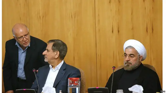 از چپ بیژن نامدار زنگنه وزیر نفت ایران، اسحاق جهانگیری معاون اول رئیس جمهور و حسن روحانی در جلسه هیات دولت. آقای روحانی در مجلس ایران دفاع سرسختانه ای از آقای زنگنه به عنوان وزیر پیشنهادی نفت کرده بود