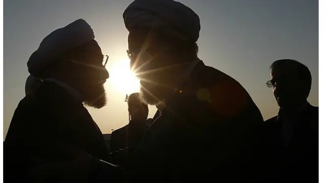 حضور محمد محمدی گلپایگانی، رئیس دفتر ایت الله علی خامنه ای در مراسم بدرقه آقای روحانی در سفر به نیویورک. نمایندگان دفتر آیت الله خامنه ای در ماه های پایانی ریاست جمهوری محمود احمدی نژاد، بر خلاف عرف رایج، کمتر برای بدرقه یا استقبال او در سفرهای خارجی به فرودگاه می رفتند