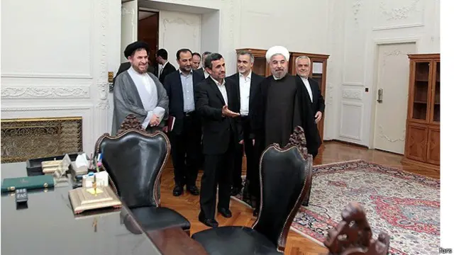 اتاق کار رئیس جمهور ایران. این برای نخستین بار بود که در محل کار رئیس جمهور ایران به روی عکاسان خبری باز شد