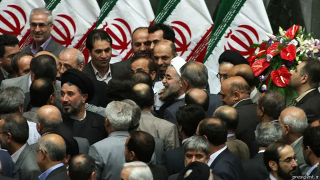 مراسم تحلیف حسن روحانی در مجلس ایران. آقای روحانی فهرست وزرای پیشنهادی اش را در همین روز به مجلس ارائه کرد و رکورددار سرعت معرفی وزرا در میان روسای جمهور ایران شد