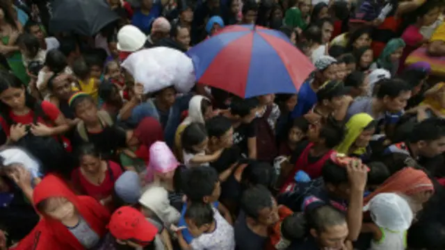 فلپائن کے متاثرہ علاقوں تک امدادی پہنچانے کی کوشش جاری ہے