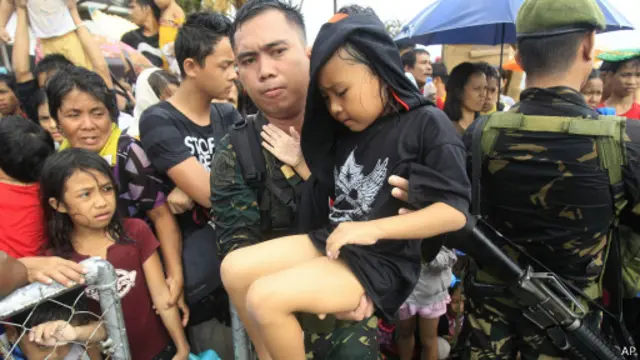 يعتقد أن عشرة آلاف شخص على الأقل قتلوا بالإعصار الذي ضرب وسط الفلبين يوم الجمعة