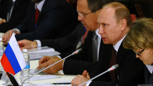 Hai công ty Nga Rosneft và Gazprom ký một loạt thỏa thuận với tập đoàn dầu khí quốc gia Việt Nam, theo đó Rosneft sẽ cho phép PetroVietnam tham gia tìm kiếm thăm dò và khai thác dầu khí ở biển Pechora, thuộc biển Bắc, Liên bang Nga.