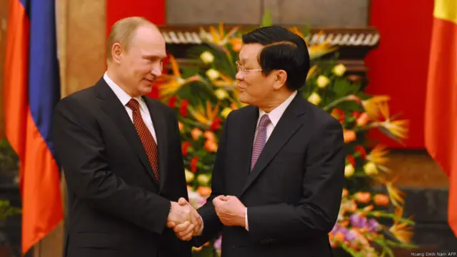  Việt Nam và Nga từng là đồng minh về ý thức hệ cho tới khi Liên Xô tan rã năm 1991. Đến năm 2001, hai quốc gia ký thỏa thuận đối tác chiến lược. Nga vốn vẫn là nguồn cung cấp vũ khí chính cho Việt Nam. 