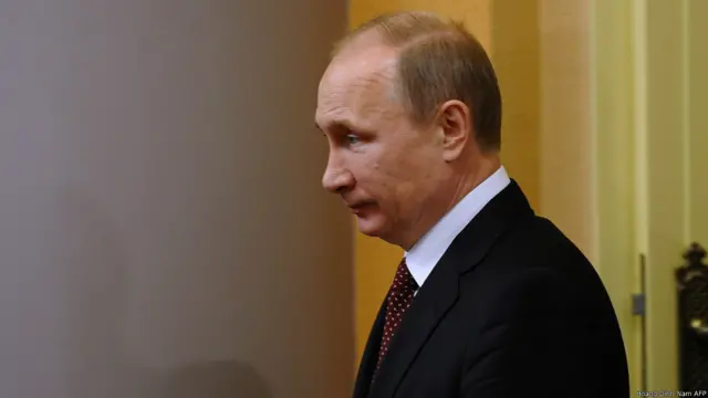 Ông Vladimir Putin sinh ngày 07/10/1952, là Tổng thống hai nhiệm kỳ từ năm 2000 - 2008. Sau đó ông làm thủ tướng cho tới tháng 05/2012 rồi trở lại ghế Tổng thống cho tới nay. Đây là chuyến thăm Việt Nam thứ ba của ông Putin.