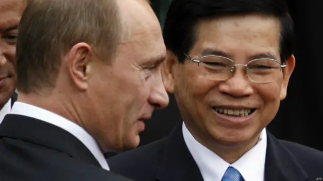 Tổng thống Nga và chủ tịch nước Việt Nam năm 2006 Nguyễn Minh Triết trong chuyến thăm Hà Nội. Trong chuyến thăm này, ông Putin đã dẫn theo phái đoàn lớn gồm nhiều doanh nhân.