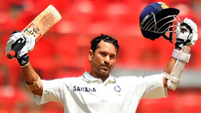 د سټیډیم شاوخوا د ټنډولکر ستر پوسټرونه لږیدلی او پرې لیدل شوي وړوکی ماسټر.