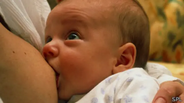 Bebé tomando el pecho