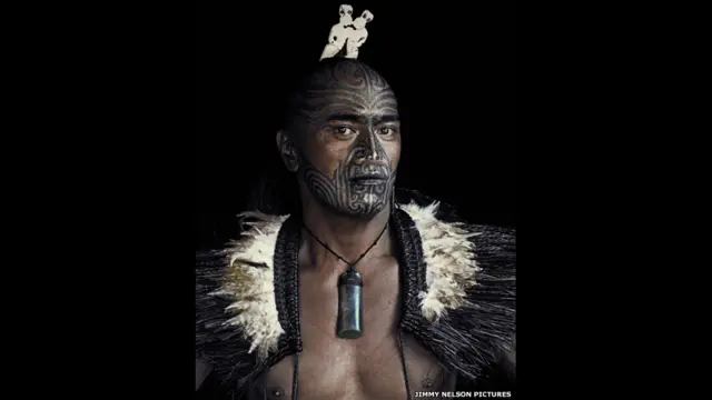 Yeni Zelanda'da Avrupa kökenlilere oranla azınlığı oluşturan Maori yerlilerinin ataları da 1000 yıl kadar önce Polonezya'dan gelmiş. İlk Avrupalılar, yerlilerin yüzlerindeki dövmeleri şaşkınlıkla karşıladılar. Maske görünümü veren bu dövmeler yüzün kemik yapısını vurguyan ve savaşkan bir işlev gösteriyor.