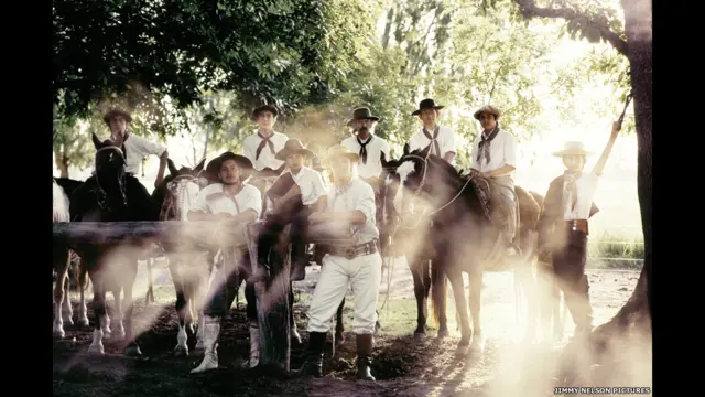 Amerika'da kovboylar ne ise Arjantin'de de gauço'lar aynı işlevi görüyor. Ülkenin geniş otlaklarında sığır sürüleri besleyen bu insanlar kimseye bağlı olmadan serbest bir yaşam sürüyor.