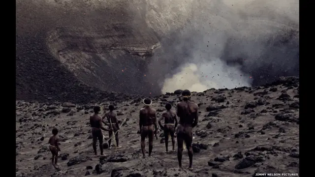 80 adadan oluşan Vanuatu 1980'de İngiltere ve Fransa'dan bağımsızlığını kazandı. Adaların çoğunda kimse yaşamıyor. Bazı adalar aktif yanardağlarla kaplı. Vanuatular için toprak kültürlerinin çok önemli bir parçasını oluşturuyor. 