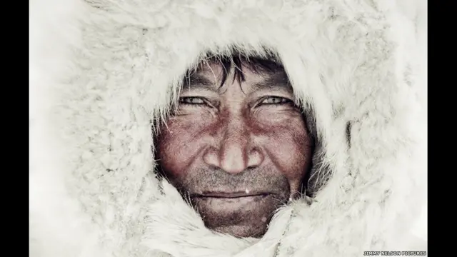Nenetler 1000 yıldır Rusya'nın Kuzey Buz Denizi bölgesindeki Yamal yarımadasında yaşıyor. 21. yüzyıl yaşamından uzak görünen bu topluluk üyelerinin çoğu cep telefonuna ve jeneratöre sahip. Ren geyiği sürüleri besleyen Nenetler otlaklarını kaybetmek istemedikleri için bölgede yapılaşmaya karşı çıkıyor. Jimmy Nelson'un Göçüp Gitmeden Önce adlı çalışması teNeues tarafından yayınlandı. Fotoğraflar Jimmy Nelson Pictures'ın izniyle kullanılmıştır.