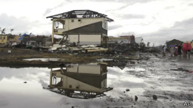 Destrucción en Tacloban tras el tifón Haiyán