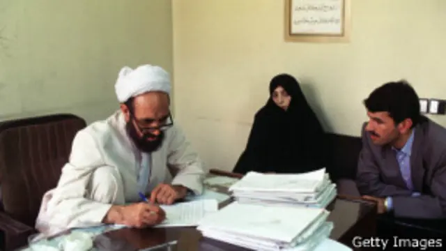 قوانین خانواده و طلاق با شرایط فعلی حامعه ایران همخوانی ندارد و به گفته آقای عزیزی "در حوزه قانونگذاری به‌روز رسانی قوانین را نیاز داریم"