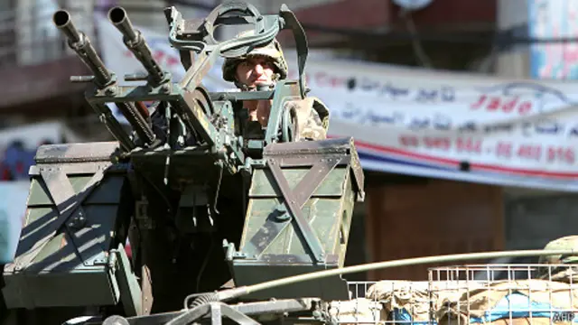 يفصل الجيش اللبناني بين المنطقتين المتناحرتين في طرابلس