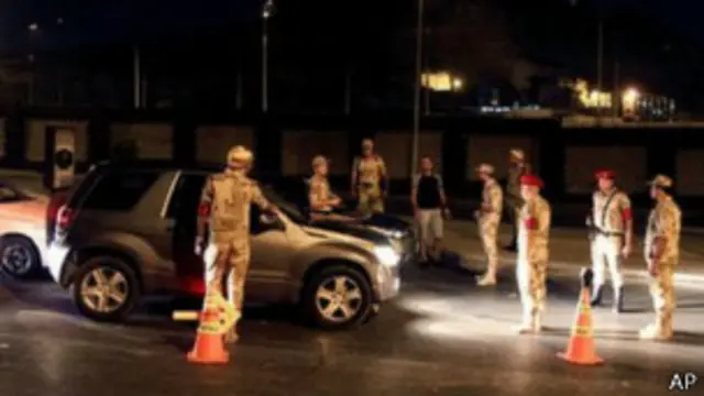 在緊急狀態和宵禁情況下,埃及當局可以在沒有許可證的情況下進行逮捕和搜查。