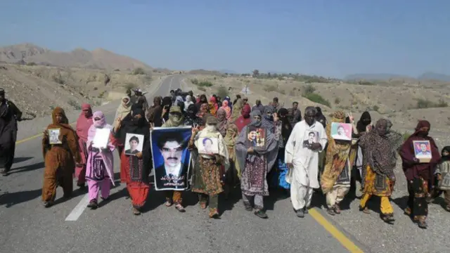اس مارچ میں شریک فرزانہ مجید کے بھائی ذاکر مجید بلوچ گذشتہ چار سال سے زیادہ عرصے سے لاپتہ ہیں۔ فرزانہ نے بی بی سی کو بتایا کہ ’اگر میرے بھائی کا کوئی قصور ہے تو اسے عدالت کے سامنے پیش کیا جائے کیونکہ ایک ذمہ دار ریاست اپنے شہریوں سے ایسا سلوک نہیں کرتی۔‘