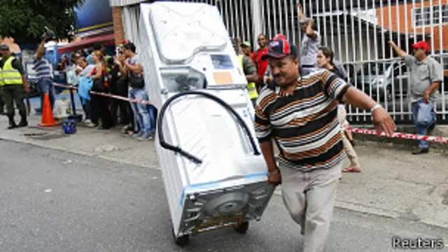 Hombre compra una nevera