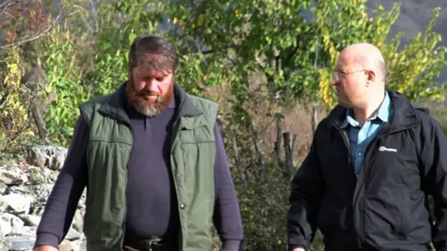 مراسل بي بي سي مع إمام المسجد