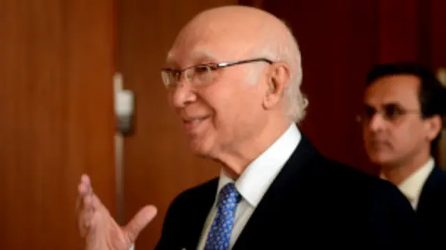 بهرنیو چارو کې د پاکستاني لومړي وزیر میا نوازشریف سلاکار سرتاج عزیز، خبرو کې د ګډون لپاره واشنګټن ته رسېدلی دی.