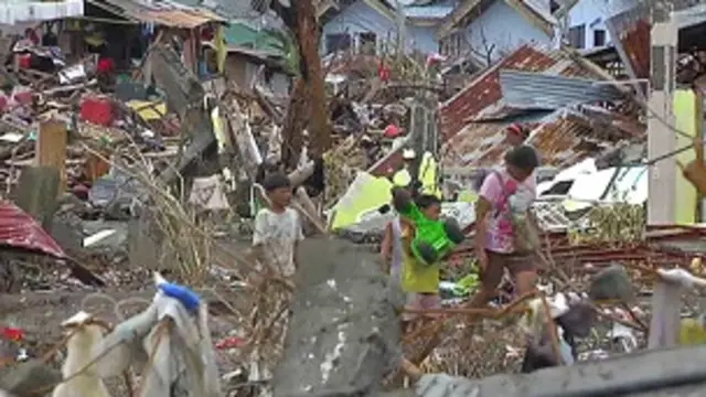 Algumas áreas de Tacloban foram completamente destruídas pela tempestade