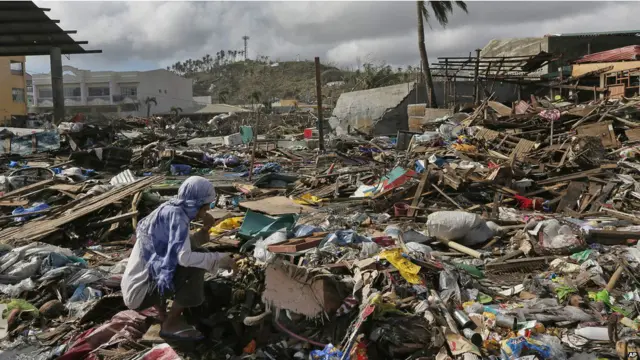 “海燕”强袭菲律宾 灾区重创等救援