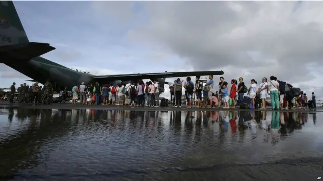 “海燕”强袭菲律宾 灾区重创等救援