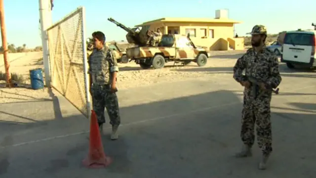 تواجه الحكومة الليبية مشكلات مع ميلشيات الثوار السابقين التي ترفض إلقاء السلاح.