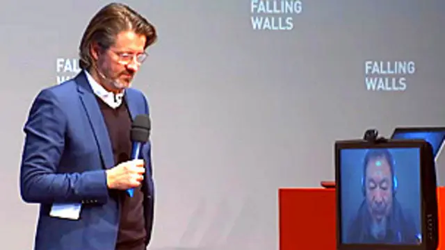 Olafur Eliasson y Ai Weiwei presentando la obra Moon en la conferencia Falling Walls en Berlín