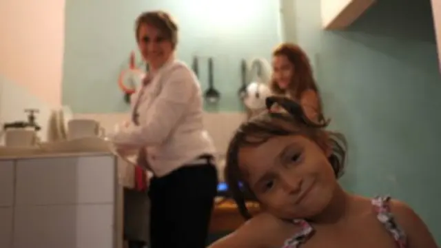 Yineth con sus hijas