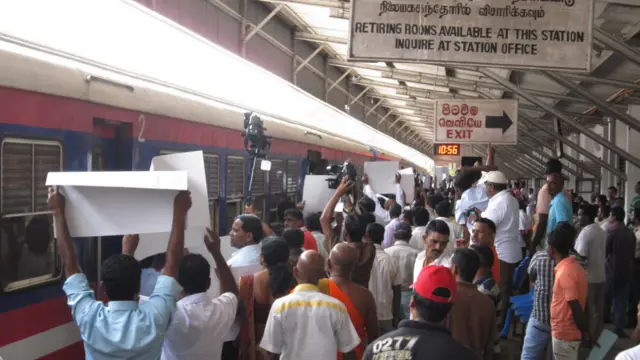 කැලම් මැක්රේ, "නෝ ෆයර් සෝන්" සහ "ශ්රී ලංකා කිලින්ග් ෆීල්ඩ්" රූපවාහිනී වාර්තා වැඩසටහන්වල අධ්යක්ෂකවරයායි