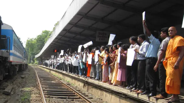 විරෝධතා පුවරු ප්රදර්ශණය කරමින් උද්ඝෝෂණයේ නිරතව සිටි ආණ්ඩු හිතවාදී පිරිස් අතර අමාත්යවරුන් දෙදෙනකුගේ සමීප ආධාරකරුවන්ද සිටි බව වාර්තාවල දැක්වේ