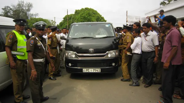 ආරක්ෂාව ලබා දිය නොහැකි නිසා උතුරට නොගොස් ආපසු යන මෙන් පොලිසිය පැවසූ බවයි, චැනල්4 මාධ්යවේදීන් පවසන්නේ