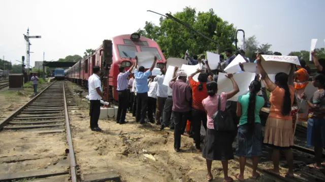 සිය ගණනක් විරෝධතාකරුවෝ කැලම් මැක්රේ, ජොනතන් මිලර් ඇතුළු චැනල්4 කණ්ඩායම ගමන් ගත් දුම්රියට අනුරාධපුර නගරයේදී බාධා කළහ