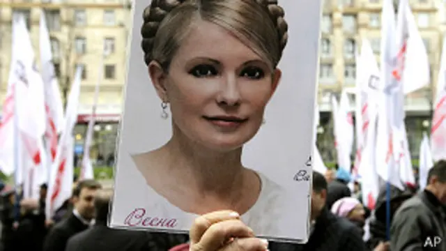 یولیا تیموشنکو،نخست وزیر پیشین اوکراین که زندانی است خواستار ادامه تظاهرات تا سرنگونی دولت شده است