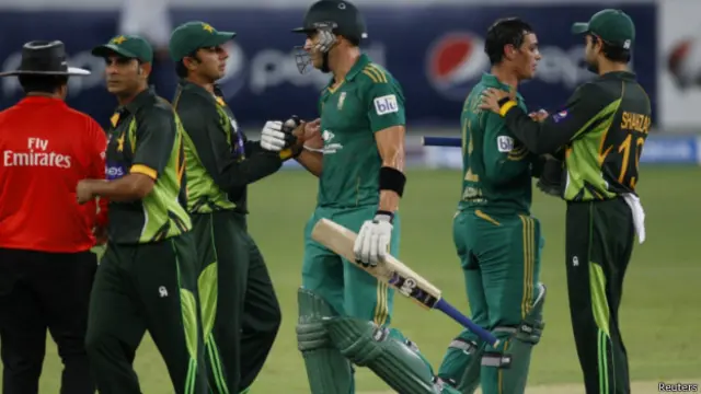 پاکستانی کرکٹ ٹیم کی مایوس کارکردگی کے نتیجے میں وہ جنوبی افریقہ سے دونوں ٹی ٹوئنٹی میچ ہار گئي ہے