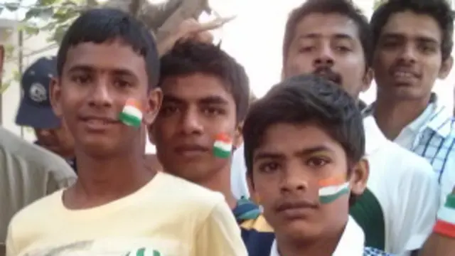 वानखेड़े स्टेडियम में दर्शकों में सचिन के आखिरी मैच को लेकर ज़बरदस्त उत्साह है. 