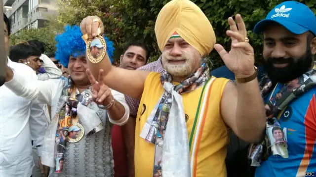 वानखेड़े स्टेडियम के बाहर क्रिकेट प्रेमी