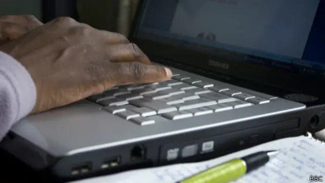 Pessoa usando computador. Foto: BBC